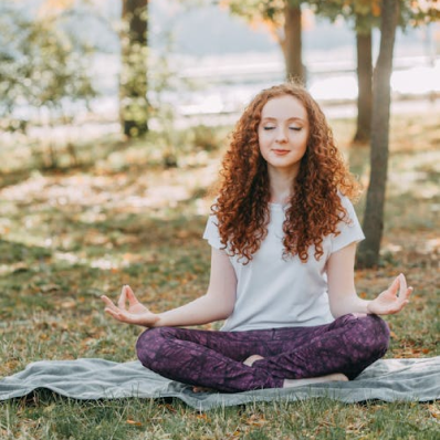 Ein Foto von einer Frau, die Yoga macht, das die Entspannung nach einer guten Versicherungsberatung über die private Krankenversicherung von der Versicherungs-App Sophia symbolisiert.