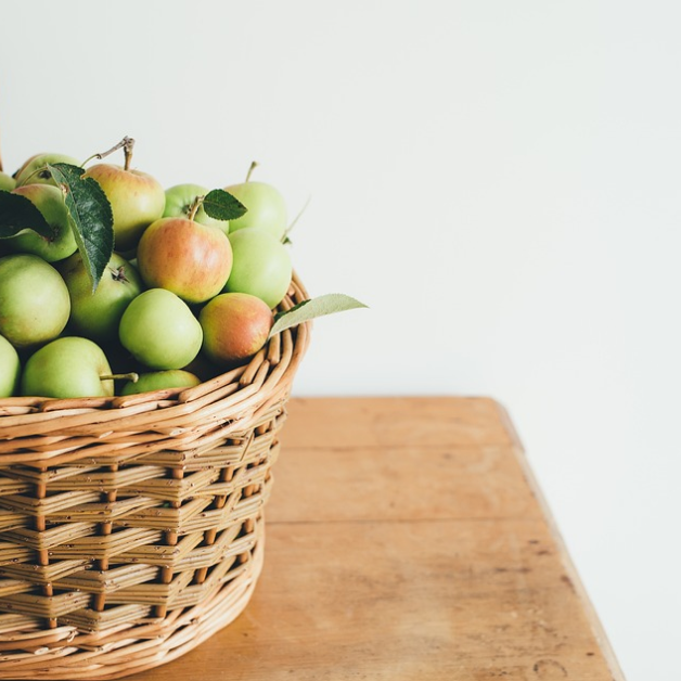 Ein Bild von Korb mit Äpfeln, das die Absicherung der Gesundheit über eine private Krankenversicherung symbolisiert.
